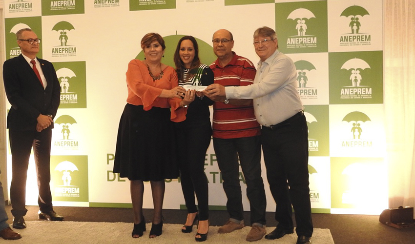 A equipe da Guarujá Previdência recebe o prêmio de gestão da Aneprem. Da esq. para a dir.: A presidente da autarquia, Célia Rodrigues Ribeiro, a gerente de administração Aline Carvalho e os conselheiros fiscais Fernando Melo e Fernando Scalzitti.