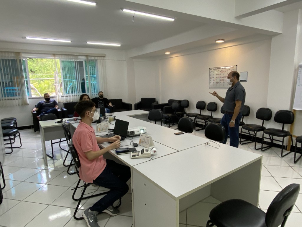 A Escola de Previdência se prepara para falar sobre Controle Interno. Na foto, servidores da autarquia acompanham a apresentação do servidor da Controladoria Municipal. 