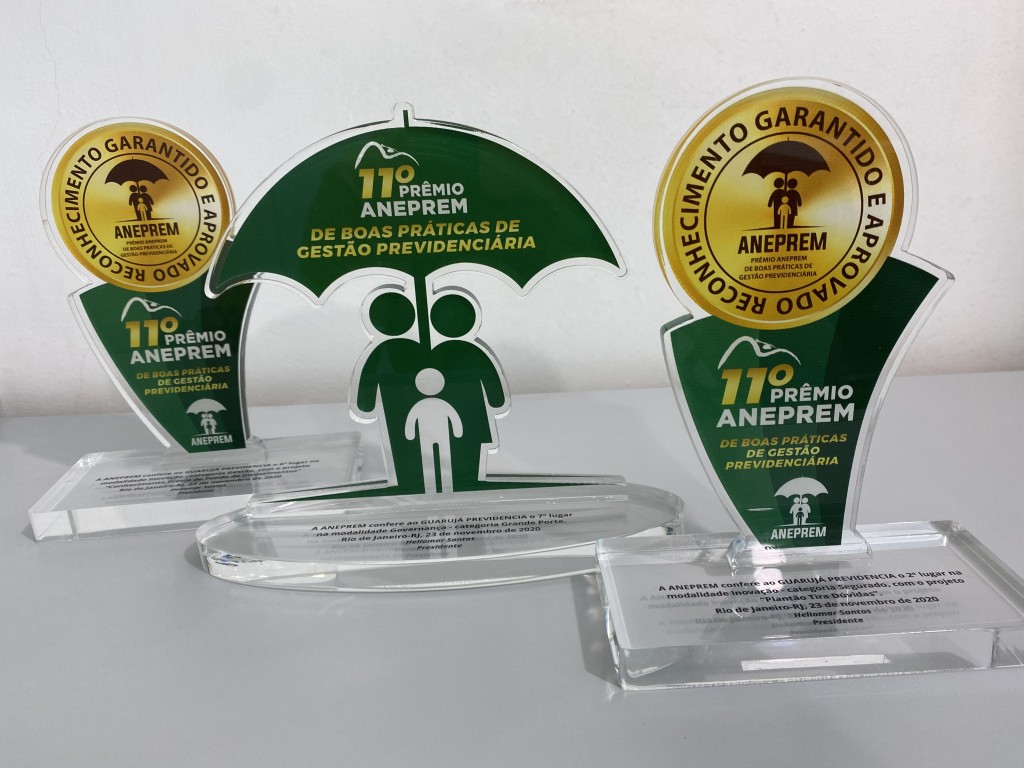 Os troféus dos 3 (três) prêmios recebidos pela Guarujá Previdência. Uma vitória para todo o município de Guarujá.