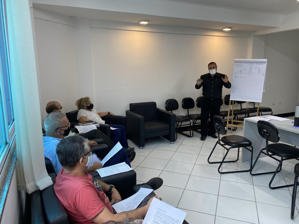 Estrutura de governança da autarquia acompanha a apresentação do atuário (canto direito). Na pauta, a sustentabilidade do regime para os próximos anos.