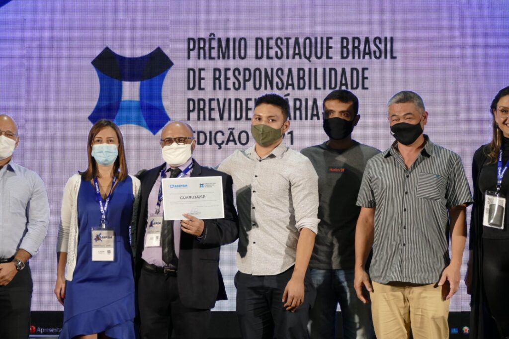 A equipe da GuarujáPrev recebeu o certificado de participação da autarquia no Prêmio Destaque Brasil de Responsabilidade Previdenciária no 54º Congresso Nacional da ABIPEM, em Goiânia. A autarquia ficou em 10º lugar na categoria grande porte.