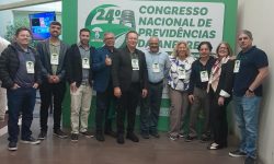 Comitiva da GuarujáPrev. Ao centro, o presidente da ANEPREM, Adilson Carlos.