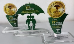 Os troféus dos 3 (três) prêmios recebidos pela Guarujá Previdência. Uma vitória para todo o município de Guarujá.